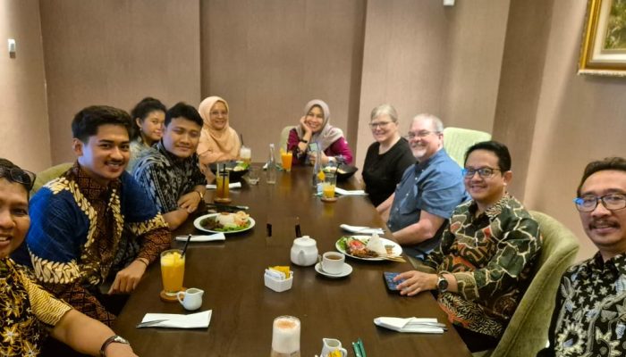 Putra Sidrap Dampingi Dua Profesor Amerika