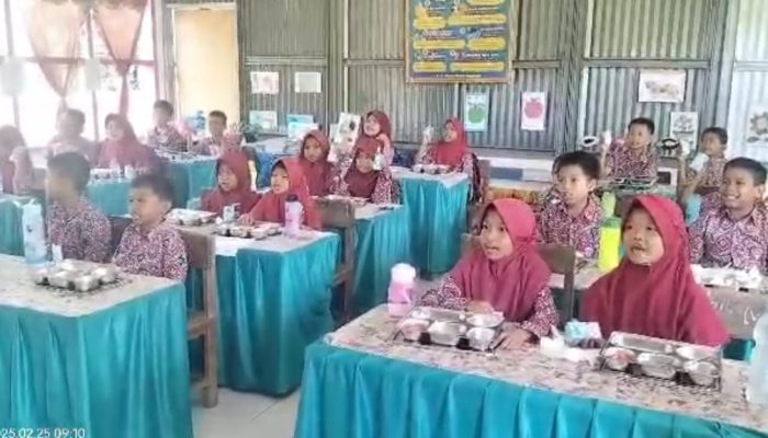 Giliran 3.264 Siswa di Kecamatan Maritenggae Sidrap Dapat Makanan Bergizi Gratis
