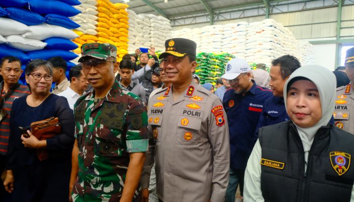 Kapolda Sulsel Bersama Gubernur Sulsel Melakukan Pemantauan Harga ke Pasar dan Distributor Sembako