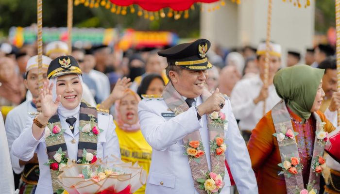 Meriah! Masyarakat Kabupaten Barru Sambut Hangat Bupati dan Wakil Bupati Barru