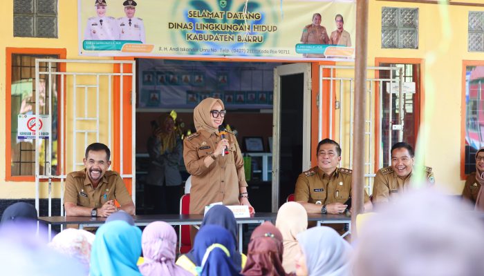 Peduli Kebersihan, Bupati dan Wakil Bupati Barru Kunjungi DLH 