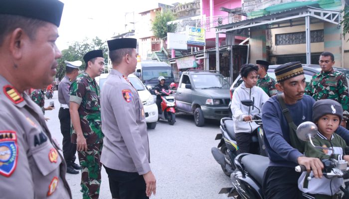 Sinergitas Ramadhan: Kapolres Sidrap dan Dandim 1420 Berbagi Berkah Takjil