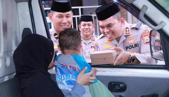 Peduli Sesama, Bhayangkari Sidrap Bagikan Takjil untuk Masyarakat