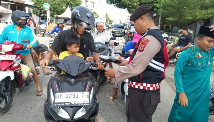 Ramadhan Penuh Berkah, Polres Sidrap Tebar Kebaikan dengan Takjil