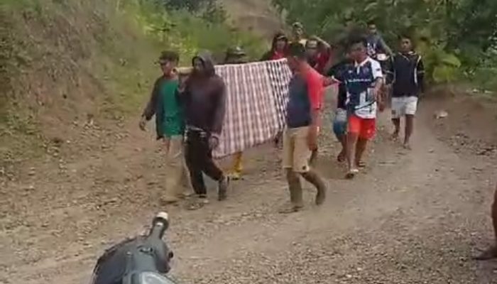 Warga Desa Kaseralau Pinrang Keluhkan Jalan Rusak, Pasien Sakit Terpaksa Ditandu Pakai Sarung