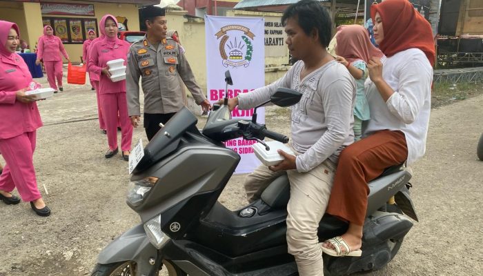 Manisnya Kebersamaan! Polsek Baranti Sajikan Takjil untuk Pengendara