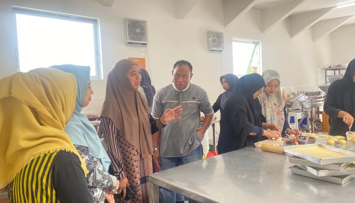 Evaluasi Magang di Nhanas Donut: Mahasiswa Seni Kuliner UMS Rappang Siap Hadapi Industri
