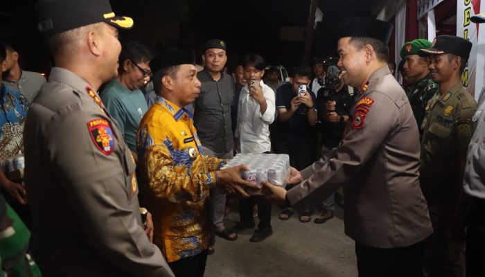Bentuk Kepedulian, Kapolres Sidrap Bersama Bupati Bagikan Bingkisan ke Petugas Pos Pam