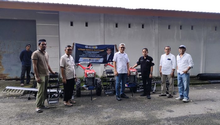 Andi Insan P Tanri Serahkan Hand Traktor ke Petani Sidrap, Dukung Kemajuan Pertanian