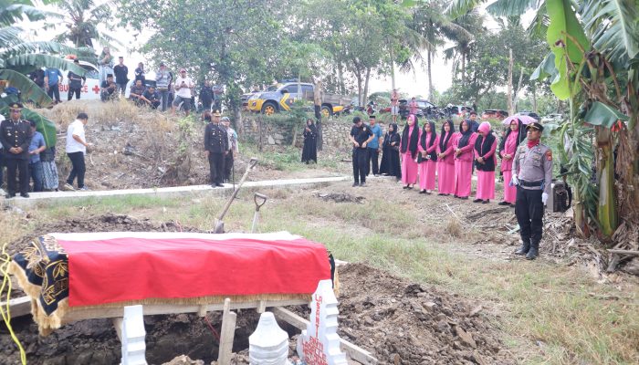 Pengabdian Terakhir: Bripda Faiz Mohammad Dimakamkan Secara Kedinasan di Tanru Tedong