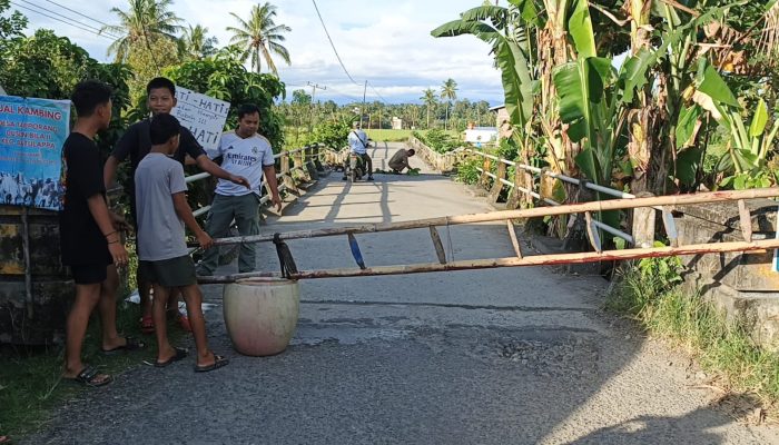 Warga Blokade Jembatan Bila, Ribuan Penduduk Batulappa Terancam Terisolasi