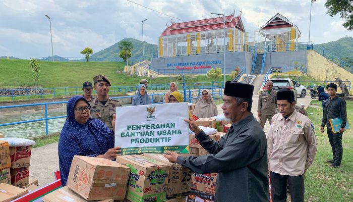Desa Sanrego Terima 15 Paket Bantuan Usaha, Apresiasi atas Capaian Zakat Tertinggi se-Kabupaten Bone