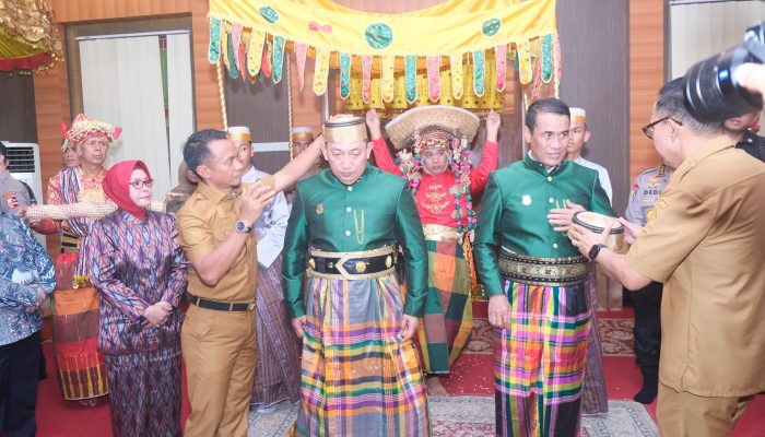 Kapolri Dikukuhkan Gelar Adat di Kabupaten Bone dalam Kunjungan Mendampingi Mentan RI
