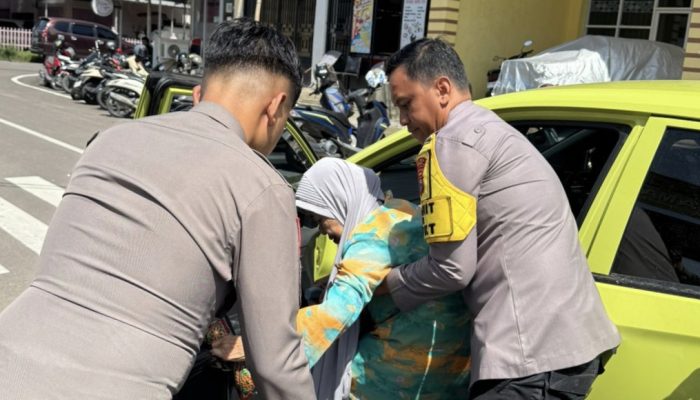Humanis! Polisi Bopong Hj. Dira yang Hendak Melapor, Tuai Apresiasi Masyarakat