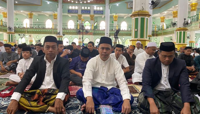 Bupati Syaharuddin Salat Iduladha di Masjid Agung, Ajak Masyarakat Perkuat Kebersamaan