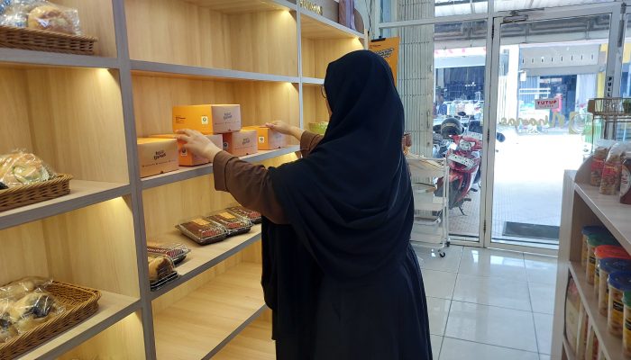 Mahasiswa Seni Kuliner UMS Rappang Kembangkan Kreativitas Menata Display Produk di Nhanas Donut