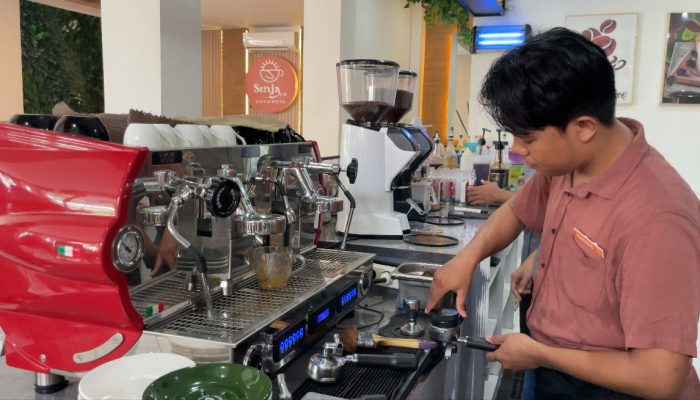 Asah Keterampilan Meracik Kopi, Dari Persiapan Hingga Penyajian di Senja Cafe