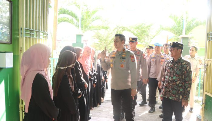 Sambut Hari Bhayangkara ke-79, Kapolres Sidrap Kunjungi ASN Polri Sakit Menahun dan Anak Yatim