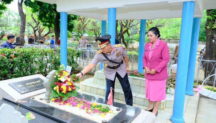 Kapolda Sulsel Pimpin Ziarah Dan Tabur Bunga Di Taman Makam Pahlawan Panaikang