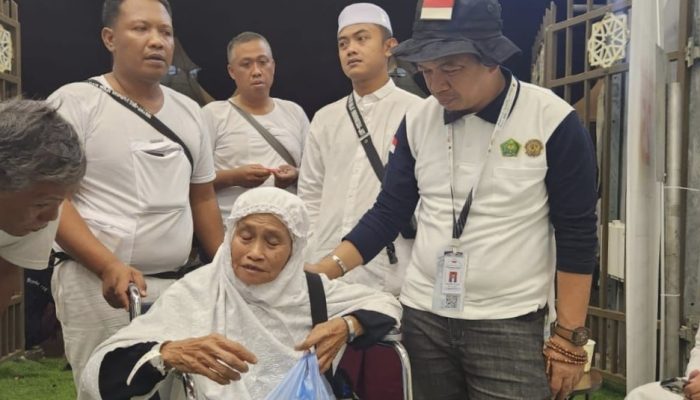 Tidak Sekadar Diplomasi, Tenaga Ahli Menag RI Dr. H. Bunyamin M. Yapid Turun Langsung Bantu PPIH di Mina