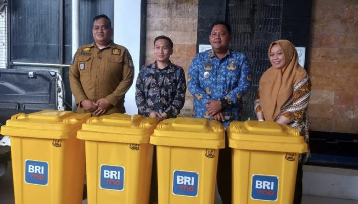 Dukung Kebersihan Taman Kota, BRI Sidrap Serahkan Bantuan Tempat Sampah ke Camat Maritengngae