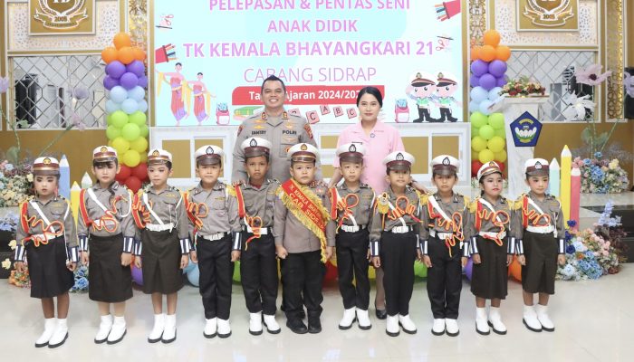 Penuh Haru dan Cinta, Kapolres Sidrap Dampingi Anak TK Kemala Bhayangkari Sidrap Menuju Jenjang Baru