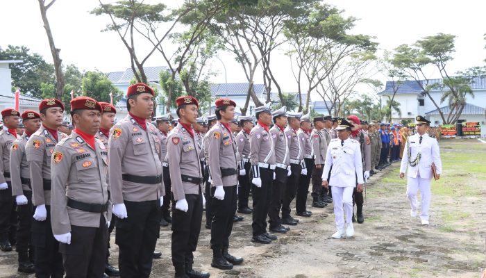 Langkah Defile Meriahkan Upacara Hari Bhayangkara Ke-79, Bupati Sidrap Jadi Irup