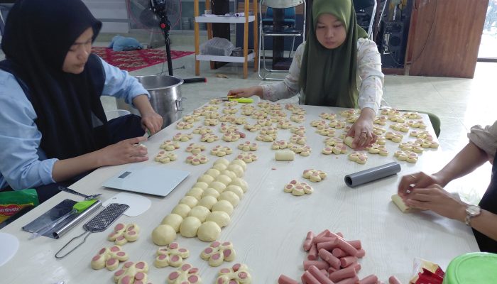 Mahasiswa Seni Kuliner Kerjakan 1100 pax Snack Box dalam Proyek Kolaboratif Mata Kuliah Pengelolaan Usaha Bakery