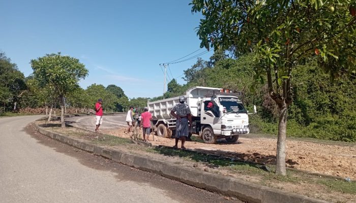 Ashesi dan Kelurahan Arawa Gotong Royong Perbaiki Jalan Rusak, Warga Apresiasi Aksi Nyata