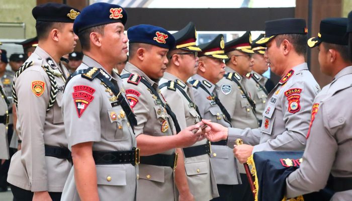 Kapolda Sulsel Pimpin Upacara Sertijab dan Pelantikan Pejabat Utama serta Kapolres Jajaran Polda Sulsel