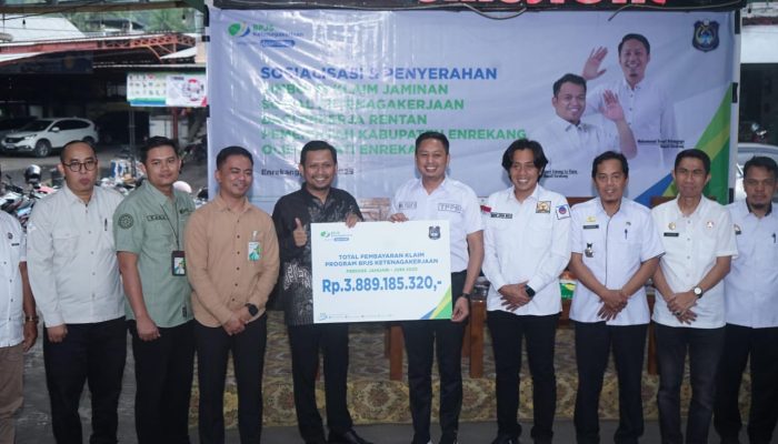 Bupati Enrekang Serahkan Santunan Jaminan Sosial, Bukti Nyata Negara Hadir Lindungi Pekerja