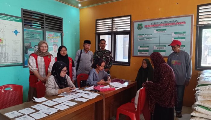 Lurah Arawa Salurkan Bantuan Pangan untuk 203 Warga, Mahasiswa KKN Unhas Turut Terlibat