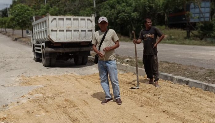 Lurah Arawa dan Ashesi Sidrap Kompak Turun Tangan Perbaiki Jalan Berlubang