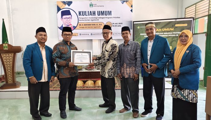 Dr. Bunyamin Yafid Terima Penghargaan Usai Sampaikan Kuliah Umum Ekoteologi di IAI DDI Sidrap