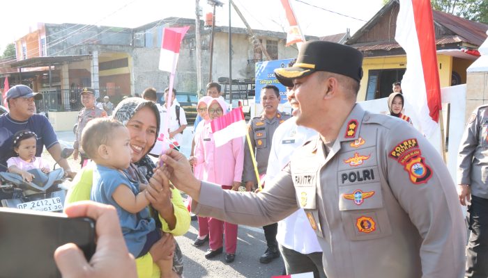 Semarak Kemerdekaan, Kapolres Sidrap Bagikan Ratusan Bendera ke Pengguna Jalan