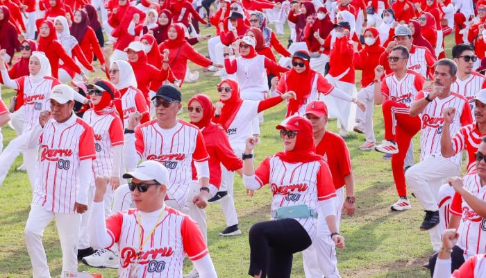 Lautan Merah Putih di Barru, Bupati Berbaur Senam Massal HUT RI Ke-80