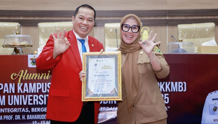 Dari Bangku Kuliah ke Kursi Kepemimpinan, Bupati Barru Ceritakan Perjalanan Hidup di PKKMB Unhas