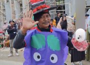 Syaharuddin Kasau, Penjual Kacang Live Hibur Warga di Karnaval Tingkat SD Baranti