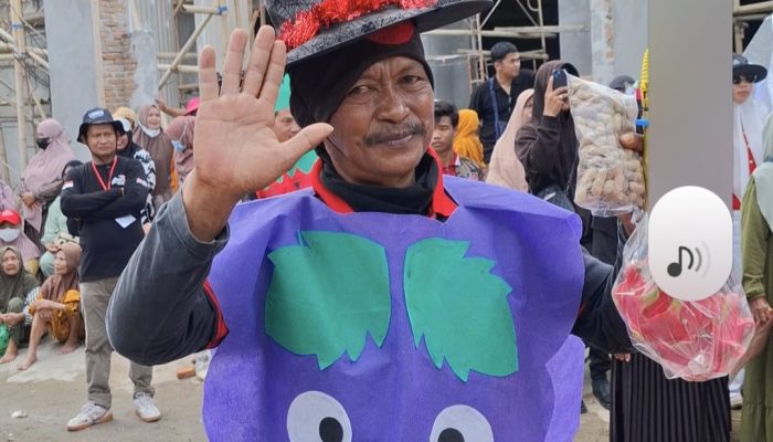 Syaharuddin Kasau, Penjual Kacang Live Hibur Warga di Karnaval Tingkat SD Baranti
