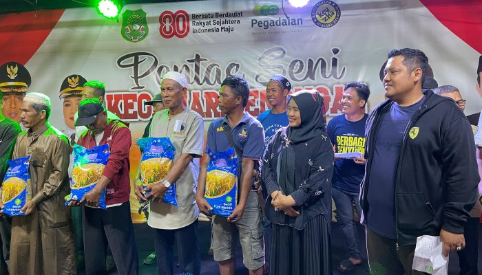 Bupati Sidrap Serahkan Benih Padi di Penutupan Pentas Seni HUT RI Maritengngae