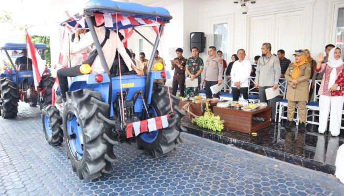 Rangkaian HUT RI Ke 80, Kapolres Sidrap menghadiri Karnaval Brigade Pangan Alsintan