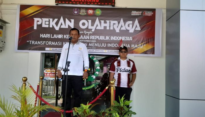 Semarak Peringatan Hari Lahir Kejaksaan ke -80, Kajari Enrekang Bagi-Bagi Hadiah