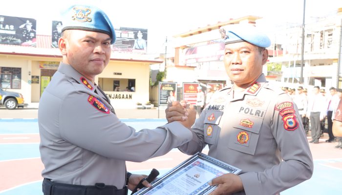 Syukuran HUT Propam, Kapolres Sidrap Ganjar Penghargaan Kepada Personelnya