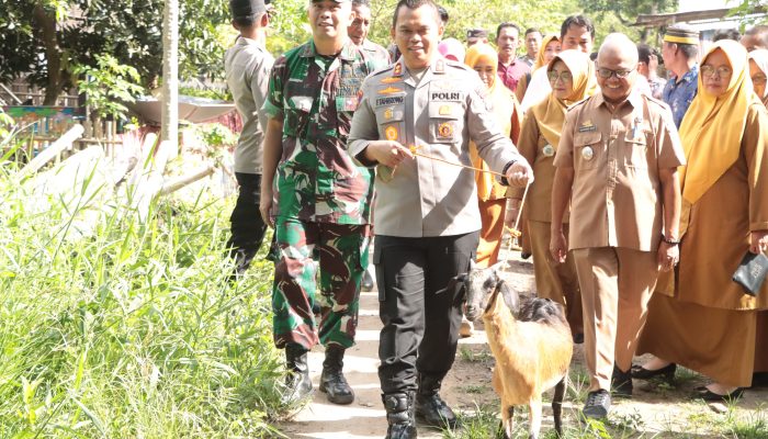 Tinggal di Rumah Kurang Layak, Pak Amir Terima Bantuan Kapolres Sidrap