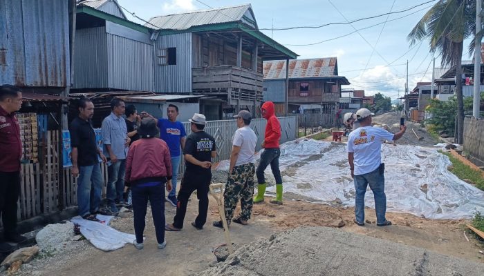 Bupati Syaharuddin Tinjau Progres Peningkatan Jalan Cor Beton di Amparita