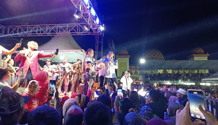 Penonton Tumpah Ruah di Konser Andi Syaqirah
