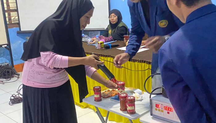 Mahasiswa UMS Agroteknologi Sukses Melaksanakan PKM Inovasi Produk Olahan Cabai Bernilai Ekonomi Tinggi Di Desa Ciro-Ciroe