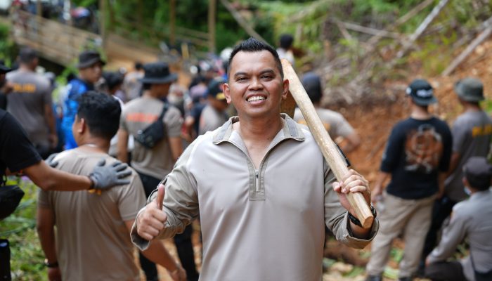Wujud Peduli, Polres Sidrap Buka Akses Jalan Tertimbun Longsor di Desa Leppangeng