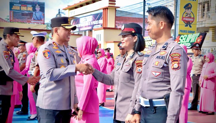 Acara tradisi Warnai Upacara Kenaikan Pangkat di Polres Sidrap