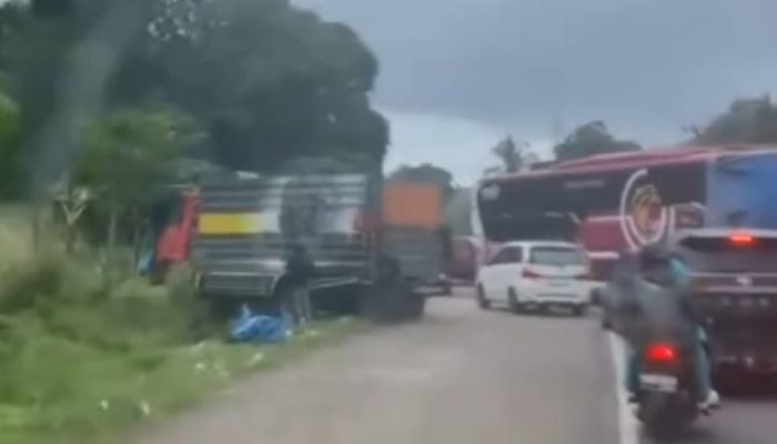 Rem Diduga Blong, Truk Hantam Light Truck hingga Terseret Tabrak Bus di Watang Pulu Sidrap